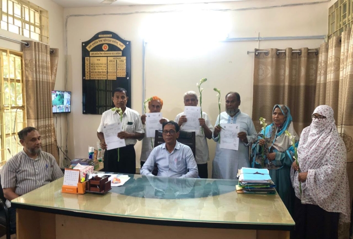 অবসরপ্রাপ্ত শিক্ষকদের হাতে ফুল ও পেনশনের কাগজ তুলে দিলেন জেলা প্রাথমিক শিক্ষা অফিসার